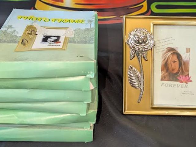 Lot 112-0293-22C - lot of 8 photo frames with a rose. New.