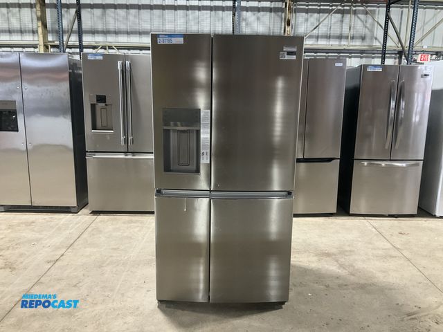 Lot 2-91195 - Scratch & Dent Free Standing Frigidaire Gallery  GRQC2255BF03 Refrigerator/Freezer