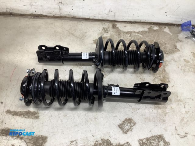 Lot 2-73384 - New Pair of Kuiper Auto K104GJ010 Struts for 2010 Pontiac G6