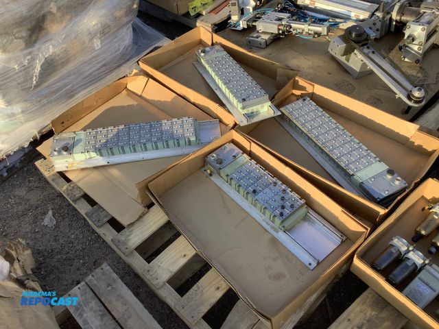 Repocast.com - Lot 2-74026 - 4 Siemens somatic ET 200pro module racks ...