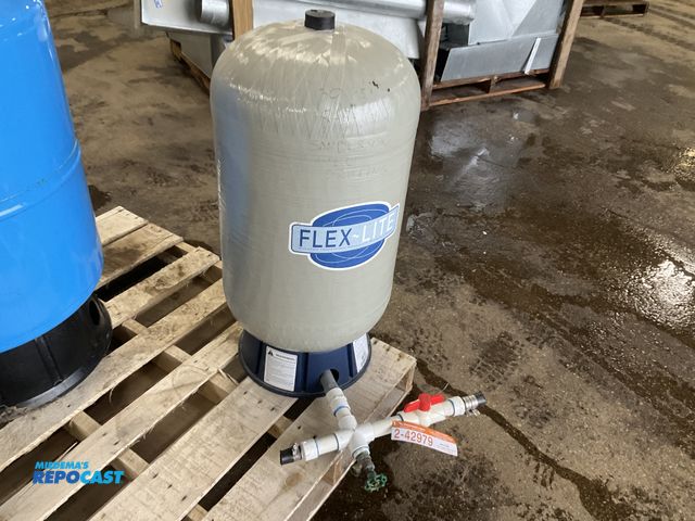Lot 2-42979 - Flex-Rite 22 gallon well pressure tank model FL7, used