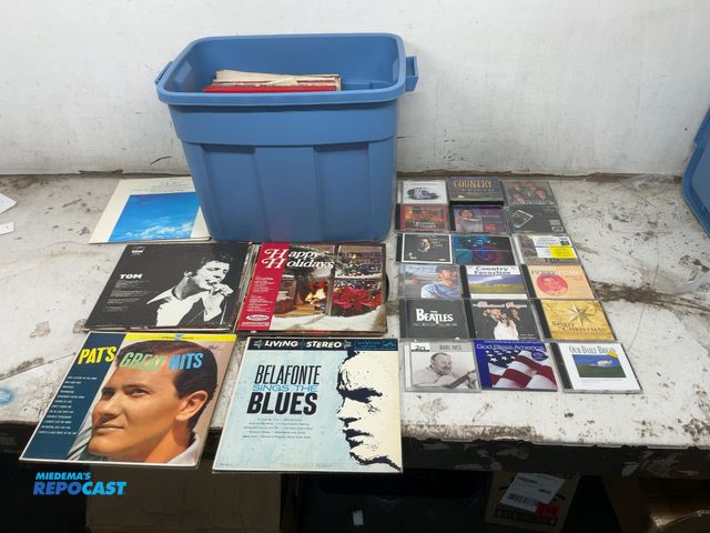 Lot 2-60264 - Lot of various vintage CD’s and records