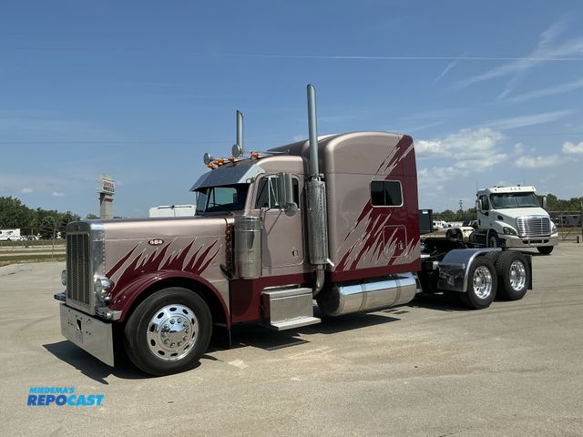 Lot 2-11216 - 2003 Peterbilt 379 Semi Truck