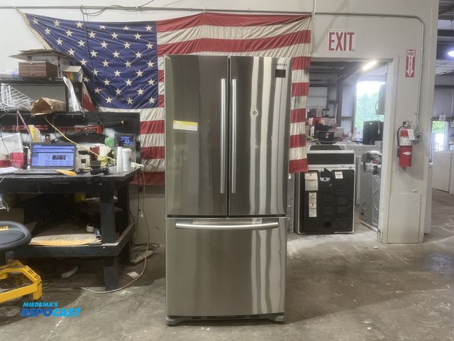 Lot 2-59007 - Samsung french door Refrigerator/Freezer twin cooling moveable fresh box power cool power freeze hum...