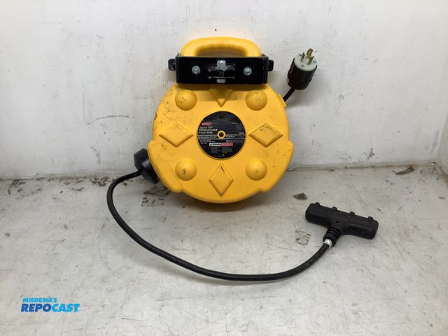 Lot 2-75100 - 8904 Bayco quad tap retractable cord reel, 40ft, 120VAC, 15Amp, 1800 watts