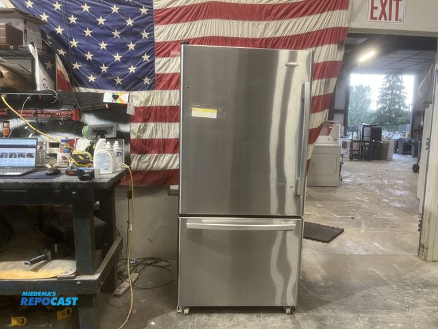 Lot 2-59090 - whirlpool gold freezer on bottom Refrigerator/Freezer accu-chill  humidity control