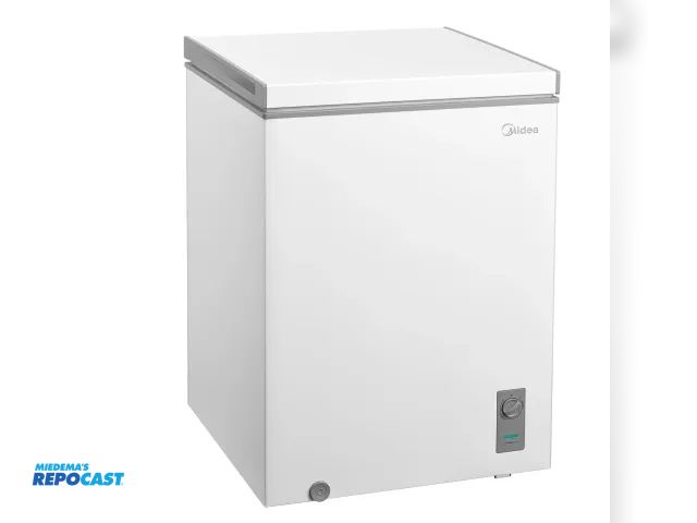 Lot 2-96723 - Midea MERC05C2BAWW 5.1 cu. ft. Chest Freezer with Removable Storage Basket, 23.6” W x 22” D x 33.5” ...