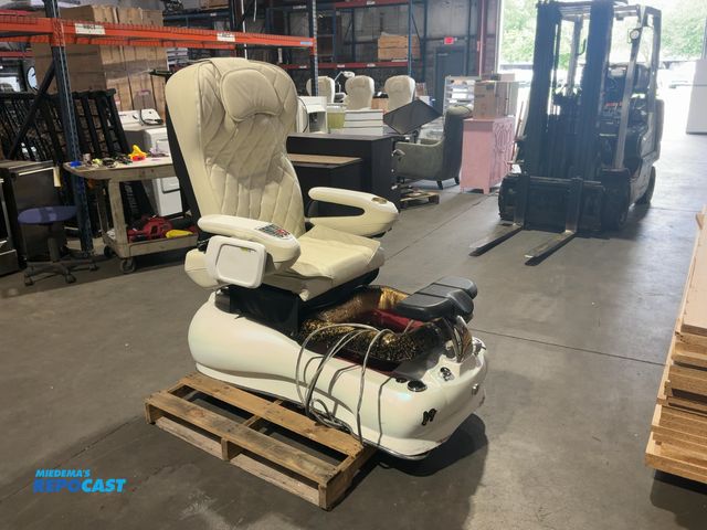 Lot 2-15348 - Gulfstream 9660-5 Pedicure Massage Chair
