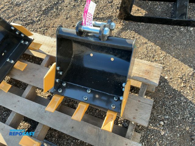 Lot 2-21858 - New 16" Bucket with Teeth for Chinese Mini Excavator