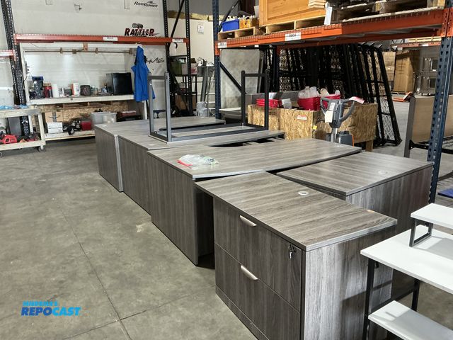 Lot 2-27778 - Lot of 6 grey desks with shelves and drawers and a bag of hinges, with measurements of approximately...