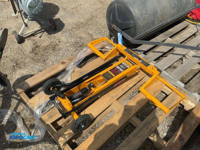 Lot 2-99733 - Cub cadet HTL 550 mower lift max. 550 pounds