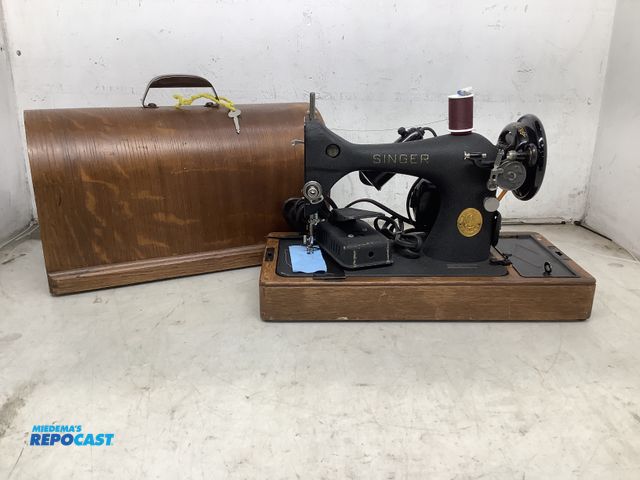 Lot 2-35513 - Lot of (1) vintage 1948 shuttle singer sewing machine model 128 made in the USA, serviced and cleane...