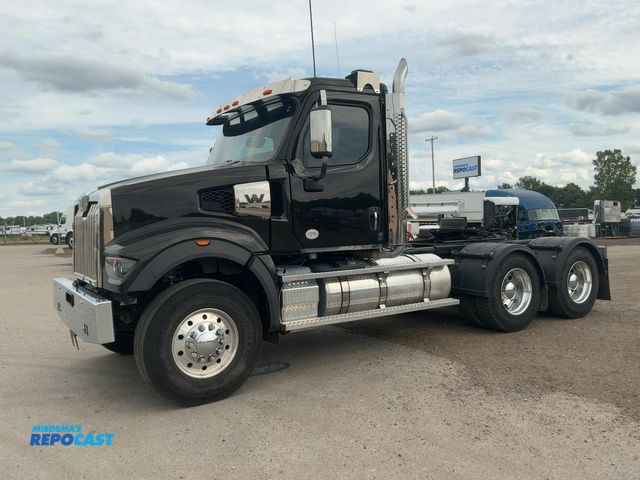 Lot 2-40951 - 2022 Western Star 49X Heavy Spec Day Cab Semi Truck