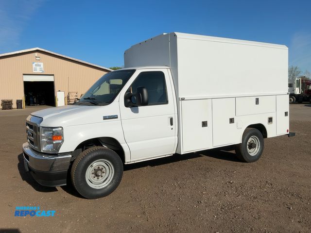 Lot 2-43774 - 2022 Ford E-350 Super Duty Utility Van RWD