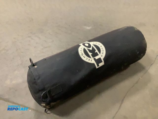 Lot 2-93501 - 1 Technical knockout black hard weight punching bag