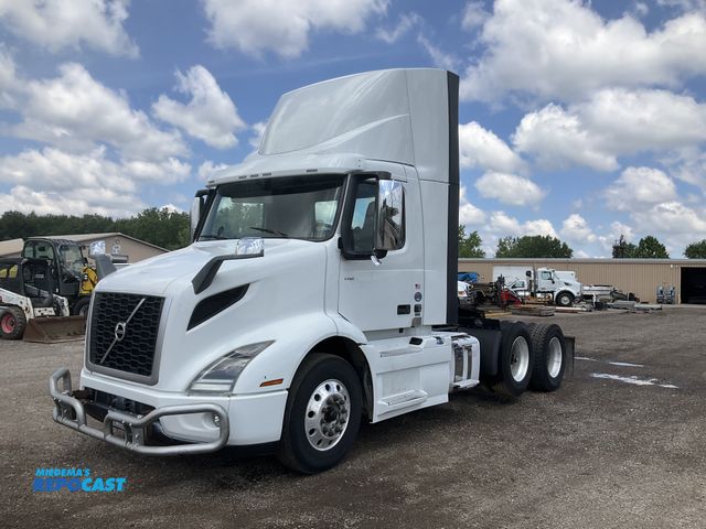 Lot 2-11972 - 2019 VOLVO VNR 6x2 Day Cab Semi