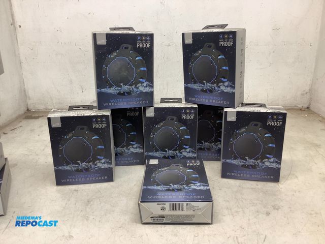 Lot 2-92580 - 8 New Lot of blue round I live waterproof wireless speaker,