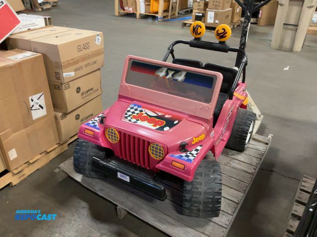Lot 2-99744 - Power wheels 4x4 pink toy jeep