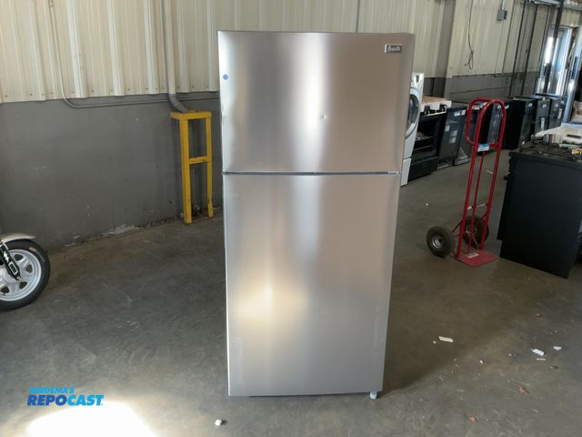 Lot 2-67698 - Scratch & Dent Avanti FF18D35-4 Refrigerator/Freezer