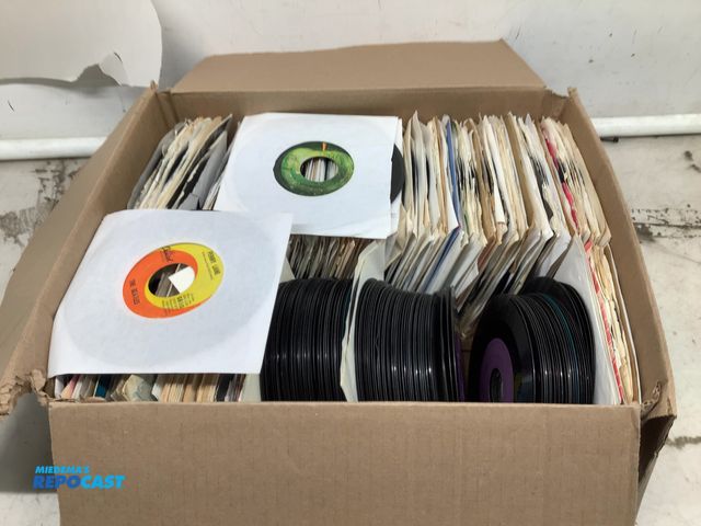 Lot 2-75425 - Large box of 45 RPM 7" Vinyl records, rock, pop, soul, 50s 60s and 70s - Beatles, John Lennon, Blue ...