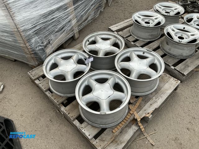 Lot 2-18982 - Lot of (4) mustang 95gt tire rims