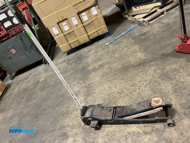 Lot 2-27813 - Heavy duty jack unknown make and model