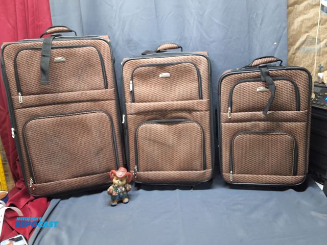 Lot 2-23602 - 3 PC SUITCASES, 28,24,20 BY FORECAST