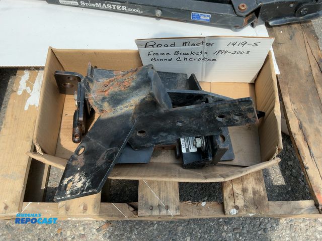 Lot 2-36496 - Road master 1419-5 frame brackets 1999-2005 grand Cherokee