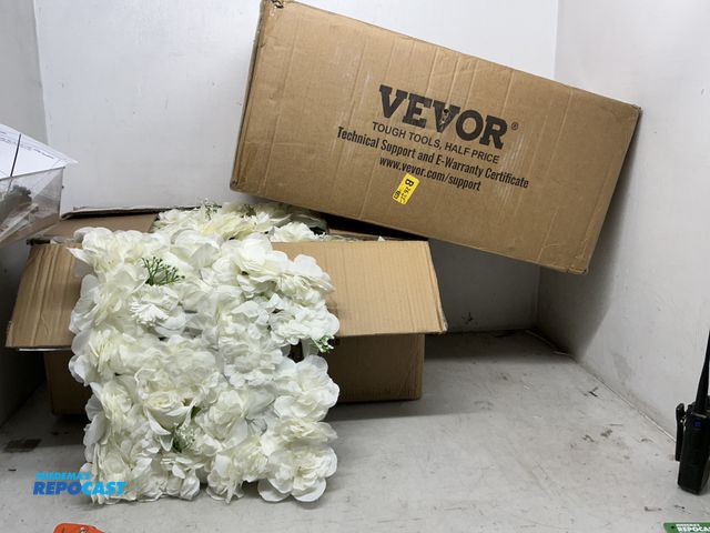 Lot 2-99009 - VEVOR white artificial flower squares