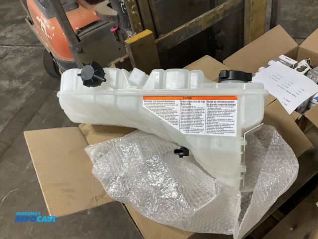 Lot 2-11937 - New Coolant expansion tank for a Peterbilt 386 semi