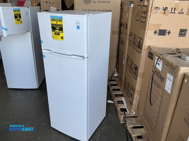 Lot 2-27672 - Scratch & Dent Avanti AVRPD7300BW Refrigerator/Freezer