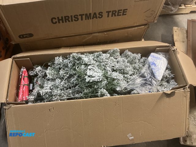 Lot 2-63321 - 7.5' Christmas Tree - Pre-lit - indoor/outdoor