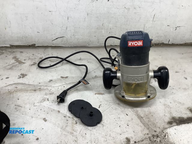 Lot 2-18404 - Ryobi 1 1/2 peak fixed base router R163 with carrying bag
