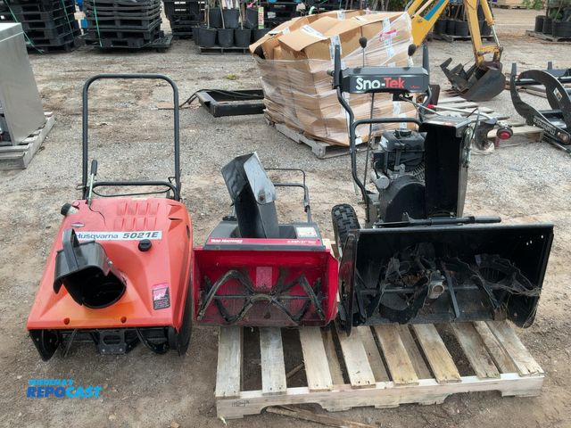 Lot 2-67781 - Lot of (3) snowblowers. (1) Sno-Tek 28”, (1) Yard Machines 21”, &amp; (1) Husqvarna.