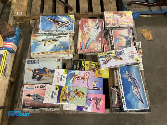 Lot 2-69182 - Skid lot if various collections of vintage plastic model aircraft and novelty kits