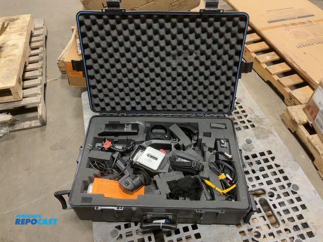 Lot 2-92219 - Canon XL1 3CCD Digital VideoCamCorder NTSC, used in police work. With xl lense and 16x zoom 5.5-8mm....