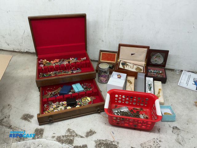 Lot 2-67972 - Lot of assorted jewelry
