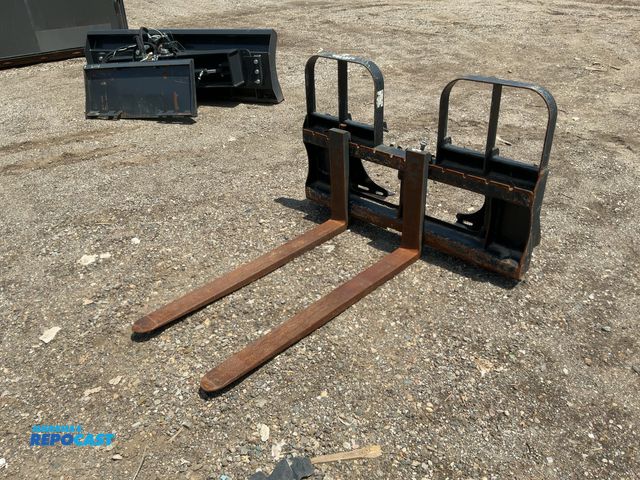 Lot 2-45764 - HLA HD55BO500 Heavy duty pallet fork attachment (DOBSON)