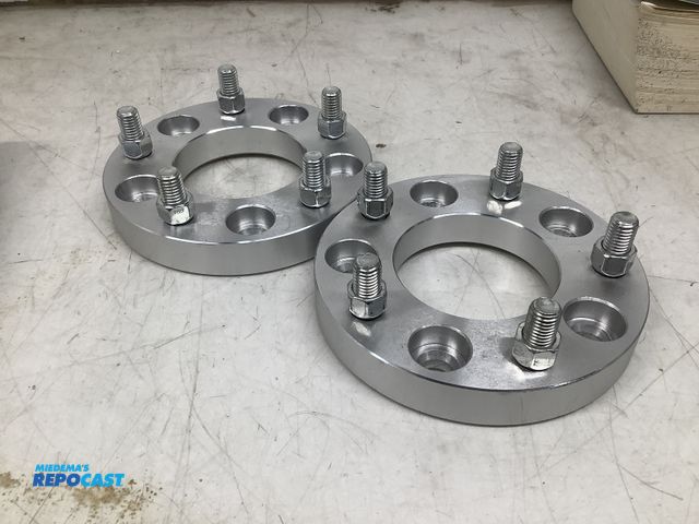 Lot 2-15593 - Automobile wheel hub spacers in excellent original new condition. Matched set of 2. 5 bolt, 1" thick...