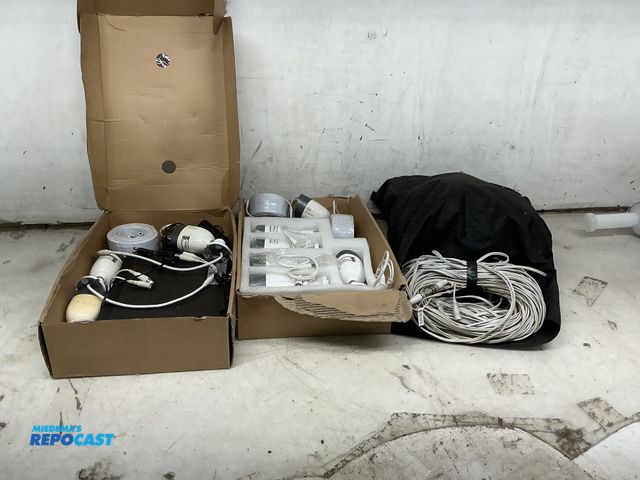 Lot 2-75751 - Samsung SDH-C75100N/UC surveillance system with 10 cameras and 300ft of cable