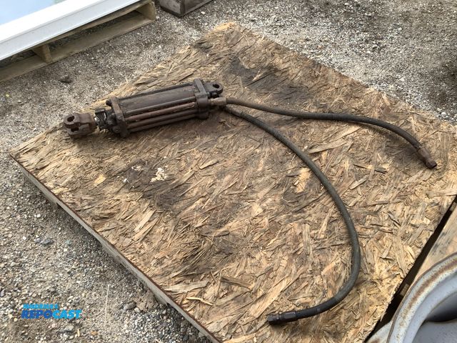Lot 2-17202 - Tractor hydraulic cylinder in original condition. Used hydraulic farm implement equipment. The cylin...