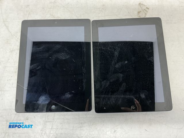 Lot 2-93365 - Lot of (2) Apple IPods 1 has 16GB