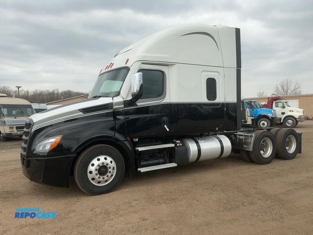 Lot 2-11003 - 2019 Freightliner Cascadia 126 Semi Truck