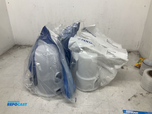 Lot 2-93870 - Box of 4 Pentair 355667 SuperFlo Pump Strainer Baskets