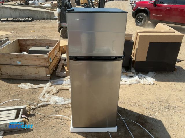Lot 2-76991 - Scratch & Dent Everchill WD-282FWDC-6 Refrigerator/Freezer