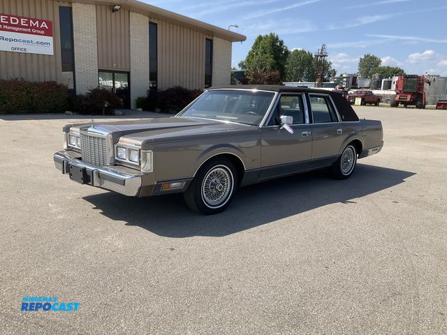 Lot 2-30178 - 1985 Lincoln Town Car Sedan RWD