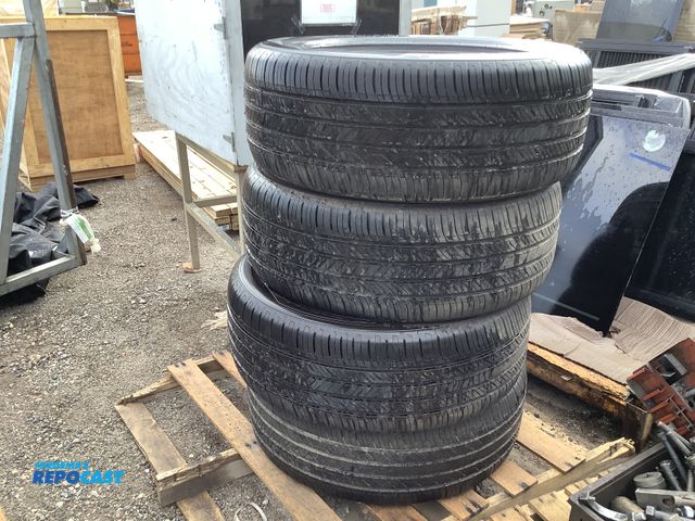 Lot 2-35663 - Lot of (4) tires kumho crugen HP27 radial tubeless no rims dot 2524