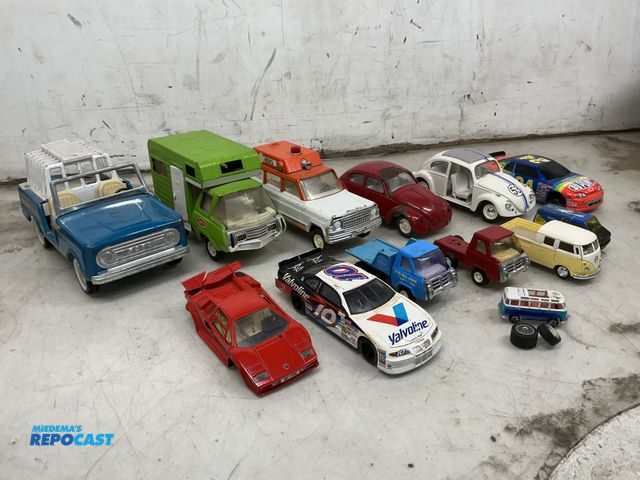Lot 2-93481 - Lot of vintage toy cars &amp; trucks