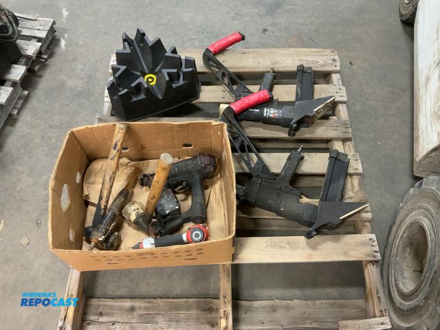 Lot 2-35307 - Pneumatic nail guns and mallets