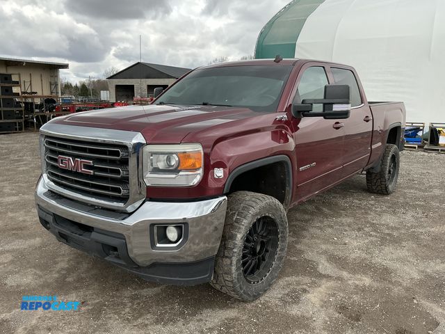 Lot 2-32759 - 2015 GMC Sierra 2500HD SLE Crew Cab Standard Box Pickup Truck 4x4